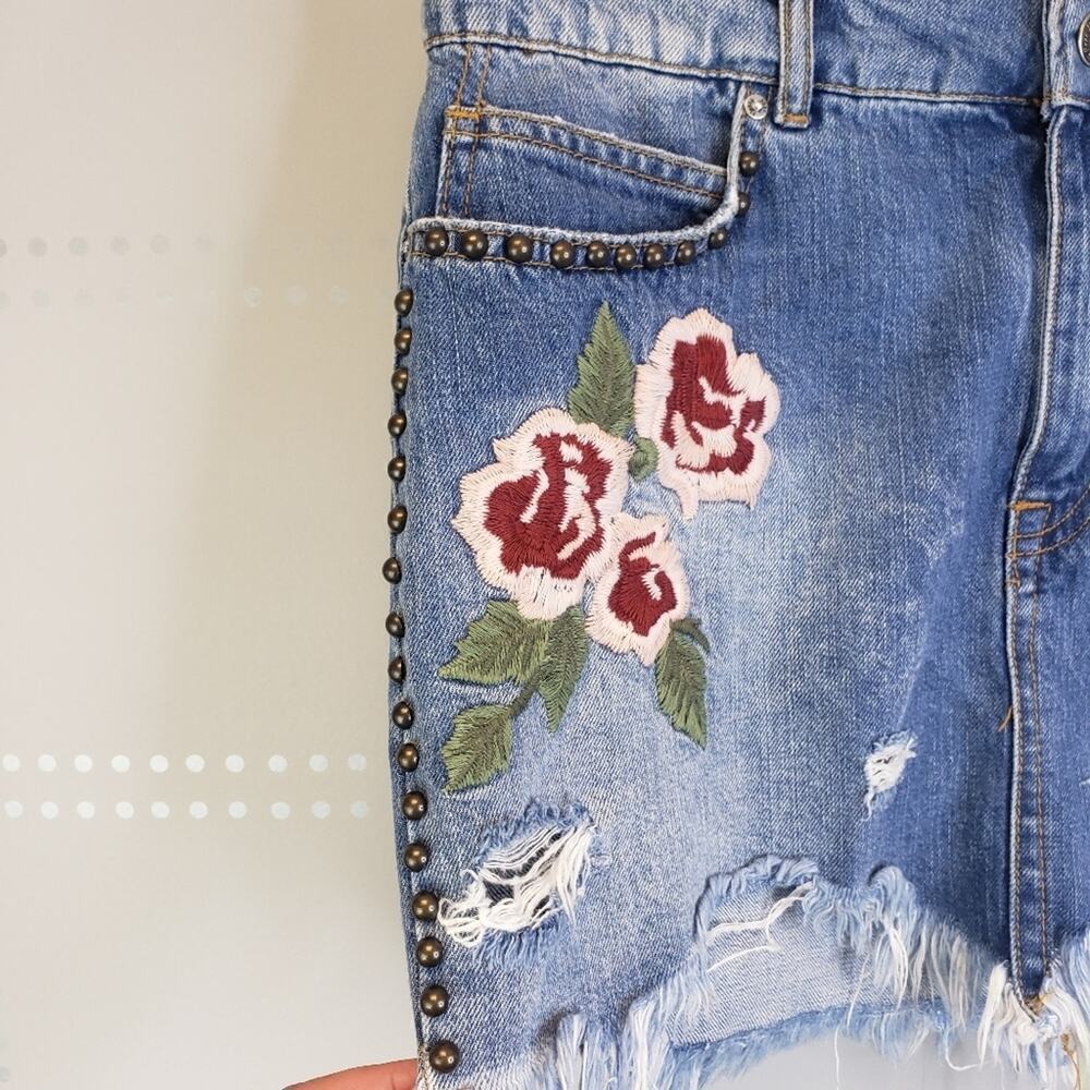 Free People Embroidered and Studded Denim Skirt SZ 30/SZ 10 - Picture 3 of 7